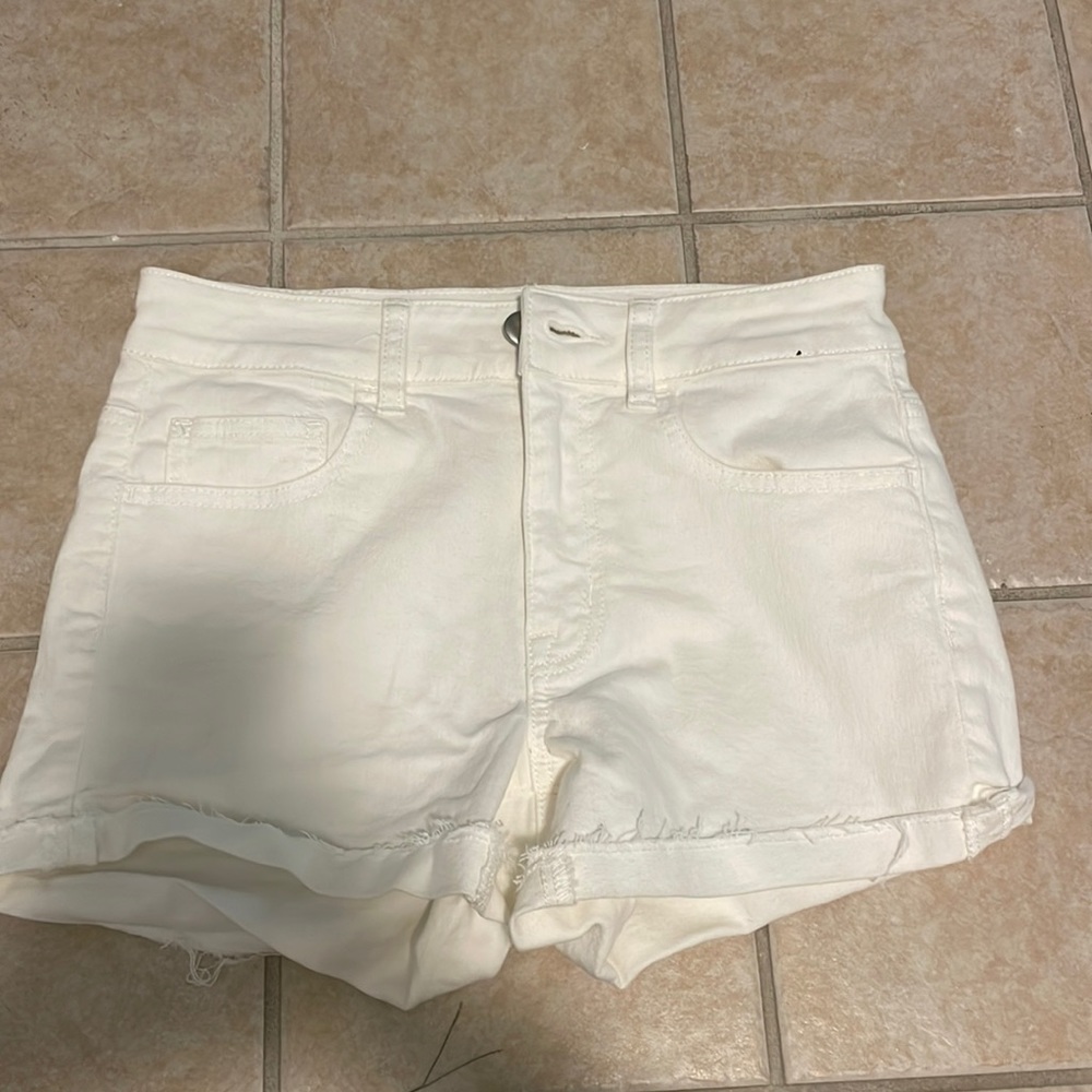 White American Eagle hi-rise shorts